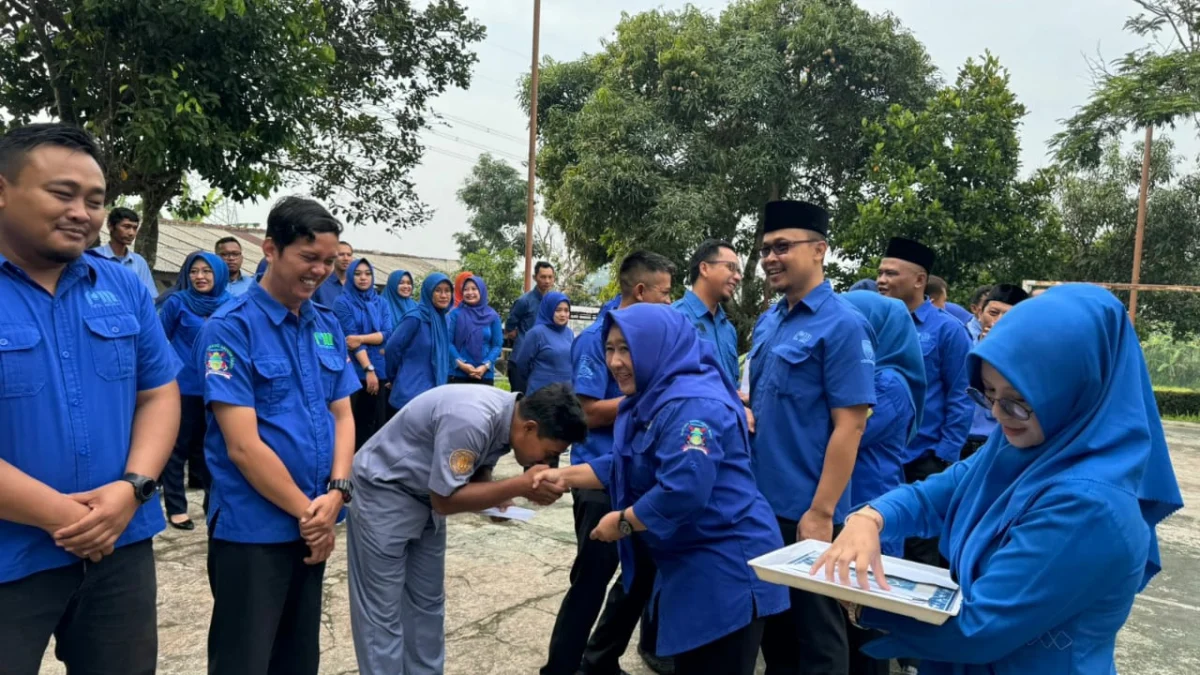 BANTUAN : Direktur Umum Keuangan Hj Imas Permasih MSi bersalalaman dengan salah seorang penerima manfaat, usai menyerahkan bantuan perbaikan rumah akibat gempa bumi. Penyerahan dilakukan di halaman kantor Perumda Air Minum Tirta Medal pusat.