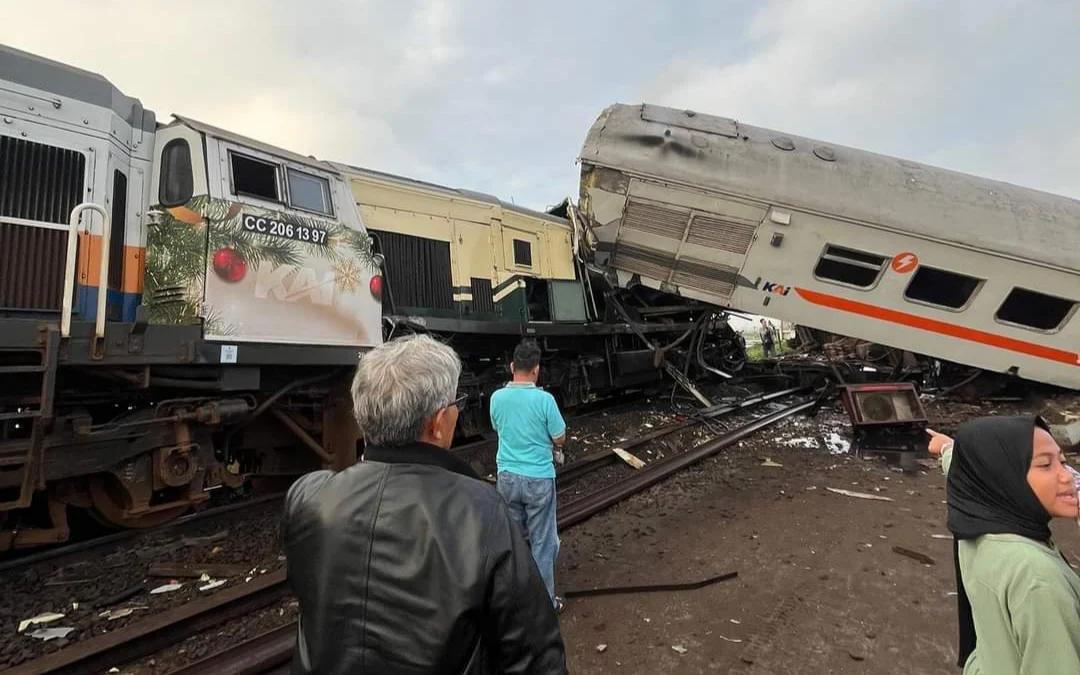 3 Orang Dilaporkan Meninggal Dunia Korban Tabrakan Kereta Api di Bandung