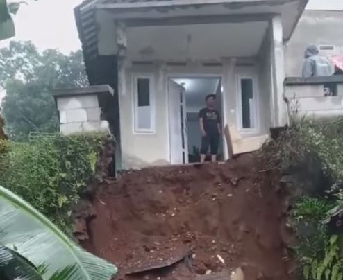 Terjadi Bencana Longsor di Cipameungpeuk Sumedang, Akibat Curah Hujan Tinggi