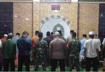 Anggota Polsek dan Koramil Sumedang Utara Melaksanakan Solat Shubuh Berjamaah Untuk Jalin Silaturahmi Dengan Masyarakat