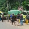 Warga Hadang Truk Pengangkut Sampah