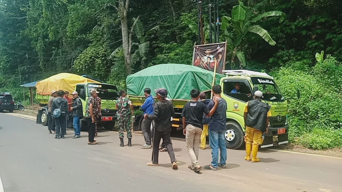 Warga Hadang Truk Pengangkut Sampah