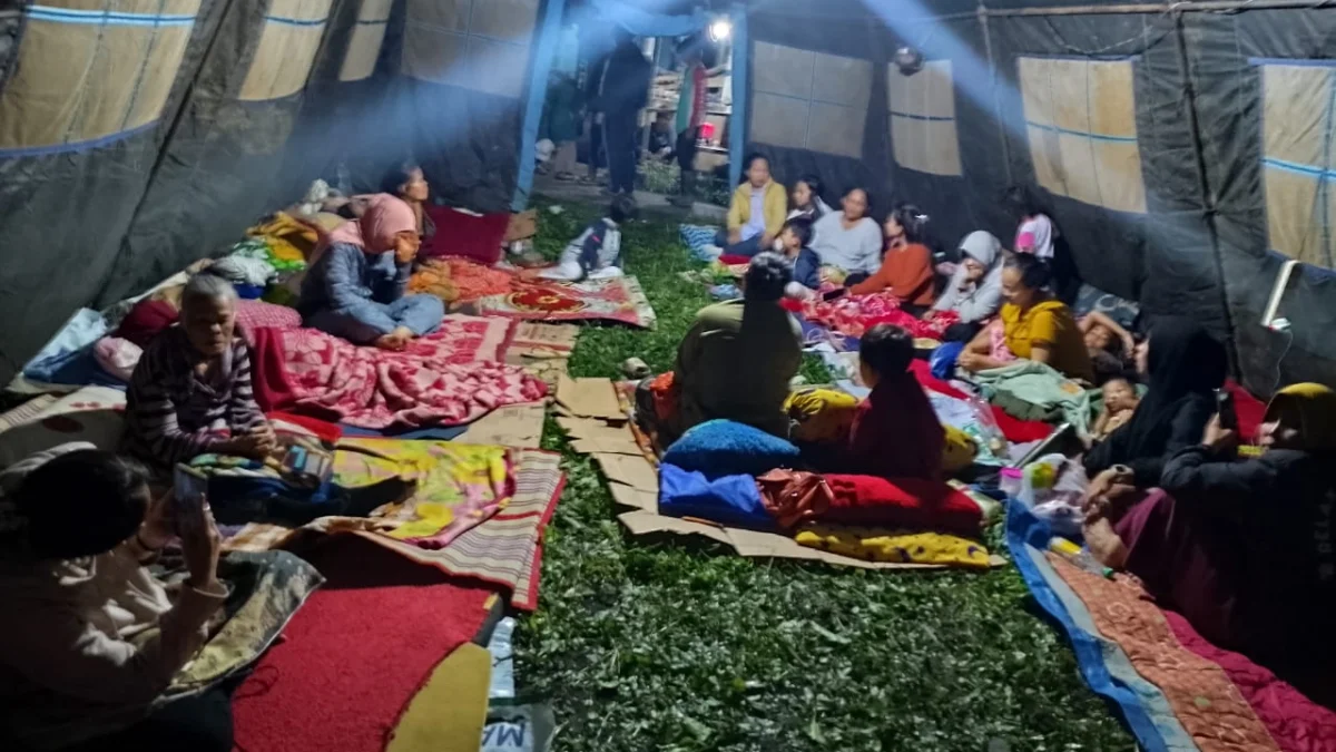 Terkena Gempa Besar! Masyarakat Dano Sumedang Mendirikan Tenda Untuk Para Pengungsi Sekitar Yang Terdampak Masyarakat Dano Sumedang Mendirikan Tenda