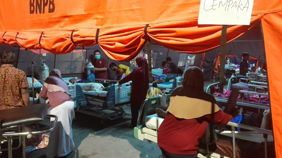Rombongan Pasien RSUD Sumedang Kembali Turun ke Tenda Darurat, Gara-Gara Gempa Susulan Rombongan Pasien RSUD Sumedang Kembali Turun ke Tenda Darurat, Gara-Gara Gempa Susulan