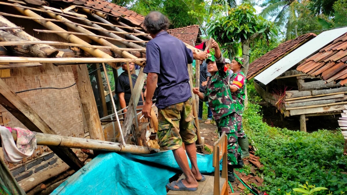 TNI Ringankan Beban Korban Gempa