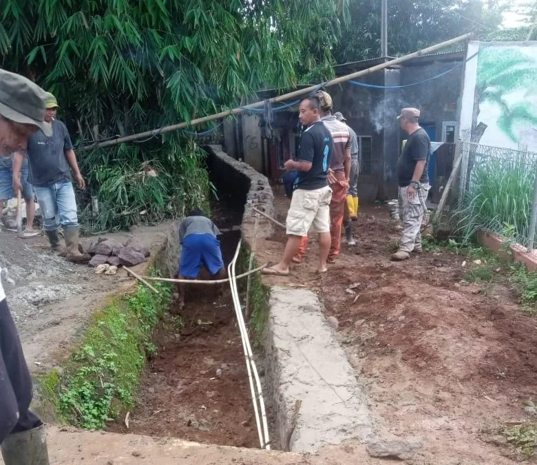 Langanan Banjir Warga Bangun TPT