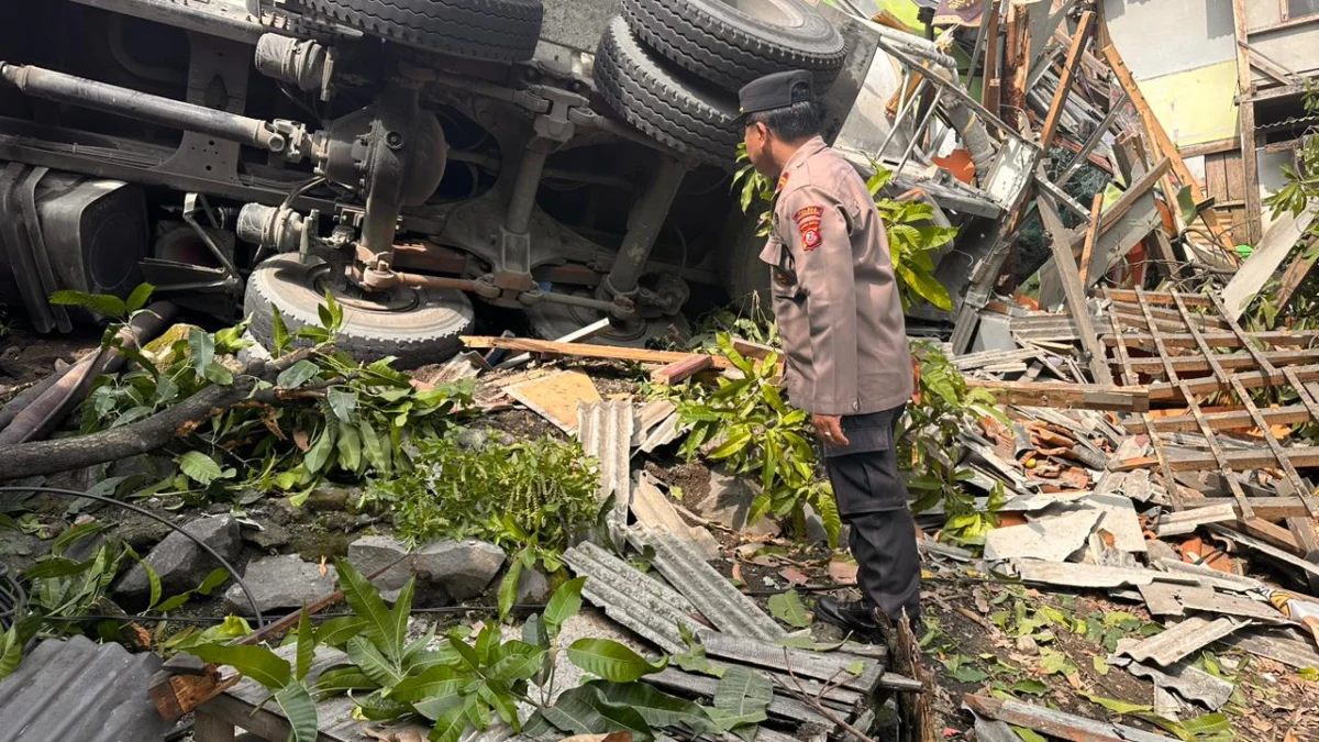 Ngeblong, Truk Tanki Seruduk Empat Mobil dan Warung Hingga Menewaskan Warga Sekitar