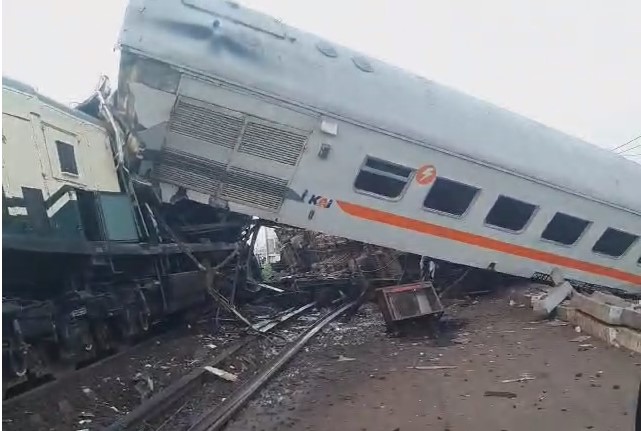 Penumpang Takbir di Dalam Kereta Usai Tabrakan KA 350 Commuter Line dan KA 66 Turangga di Cicalengka