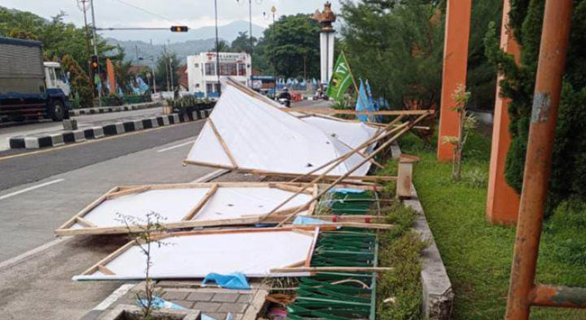 Atribut Kampanye di Bundaran Binokasih 'Disikat' Satpol-PP Sumedang