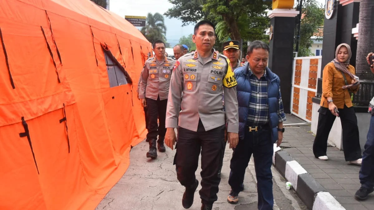 Kapolda Jabar Meninjau dan Ngobrol Santai Dengan Pasien di Tenda Halaman RSUD Sumedang