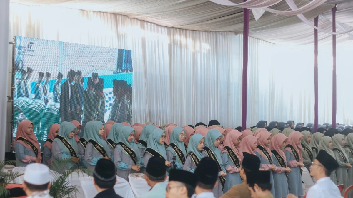 KHIDMAT: Ratusan santri penghafal Qur'an saat mengikuti prosesi wisuda di Lapangan Pesantren Al-Hikamussalafiyyah, baru-baru ini.