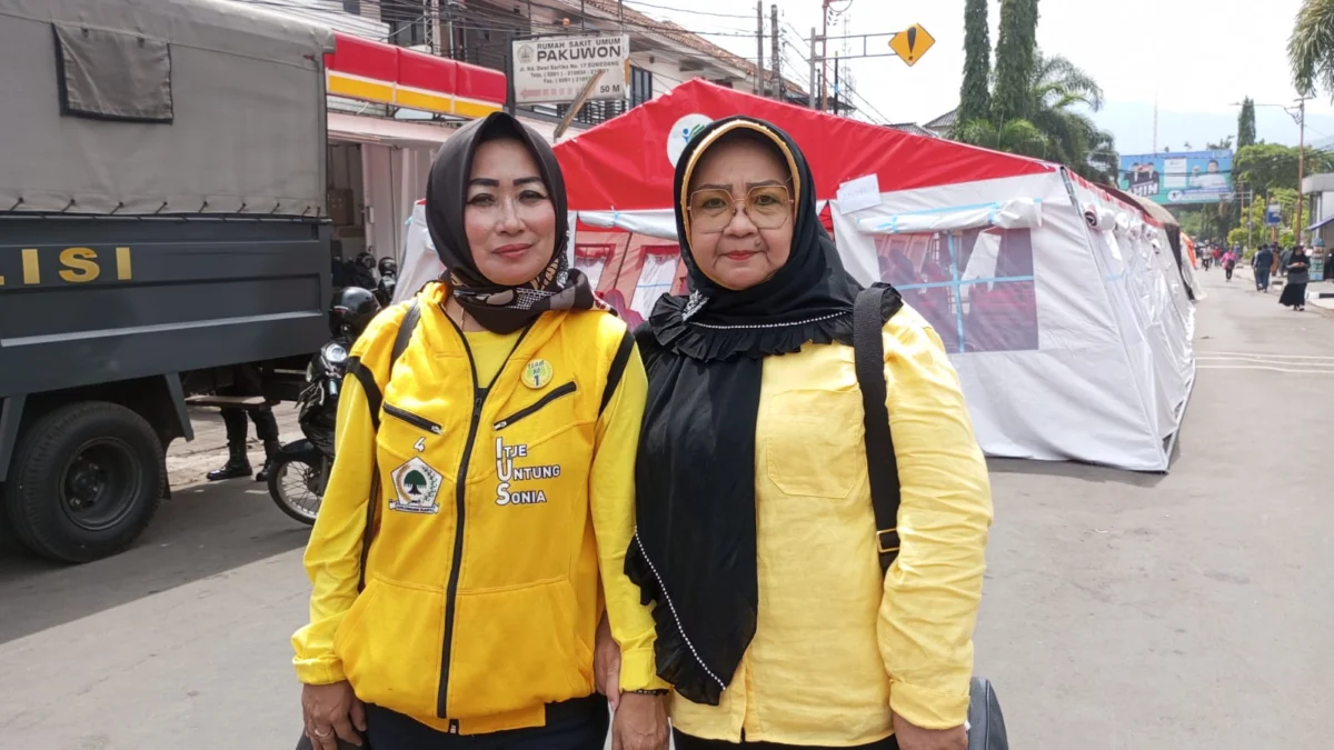 KUNJUNGI: Politikus Partai Golongan Karya (Golkar), Sonia Sugian bersama anggota DPR RI, Itje Siti Dewi Kuraesin mengunjungi RSUD Sumedang dan RS Pakuwon, kemarin.