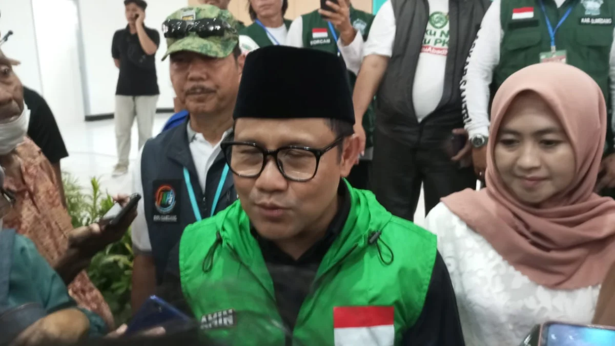 DIWAWANCARA: Calon Wakil Presiden nomor urut satu, Muhaimin Iskandar atau Cak Imin didampingi Eka Anugerah, saat diwawancara awak media di Gedung Islamic Centre Sumedang, kemarin.