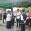 PANTAU: Pj Gubernur Jawa Barat, Bey Machmudin didampingi Pj Bupati Sumedang Herman Suryatman, saat memantau tenda rumah sakit di halaman RSUD Sumedang, kemarin.