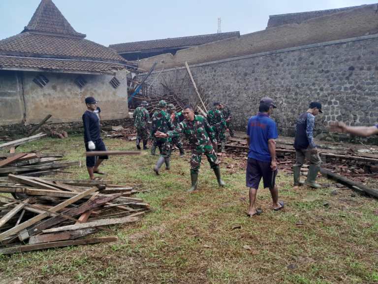 BEJIBAKU: Anggota Koramil 1003/Tanjungkerta Kodim 0610/Smd, melaksanakan kegiatan Karya Bakti pembersihan material puing puing bangunan Pasar Desa Cikaramas, kemarin.