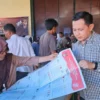 Ketua Komisi Pemilihan Umum (KPU) Kabupaten Sumedang Ogi Ahmad Fauzi memastikan proses penyortiran dan pelipatan surat suara berjalan dengan baik sebelum proses pendistribusian.