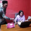 IMBAU: Sekretaris Desa Girimukti, Intan Yuliawati (kanan), bersama salah seorang perangkat desa saat memeriksa data jumlah rumah warga yang terdampak oleh gempa di desanya, baru-baru ini.