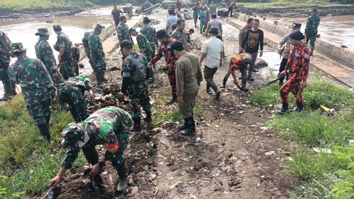 SEMANGAT: Anggota Kodim 0610/Sumedang bersama warga di Dusun Maleber Rt 02/Rw04 Desa Wado Kecamatan Wado melaksanakan Kegiatan Karya Bakti.