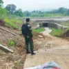 PANTAU: Beberapa perangkat desa, Babinsa dan warga Desa Bongkok memantau kondisi jalan yang licin di ruas Bongkok Babakan Kondang, yang mengancam pengendara, kemarin.