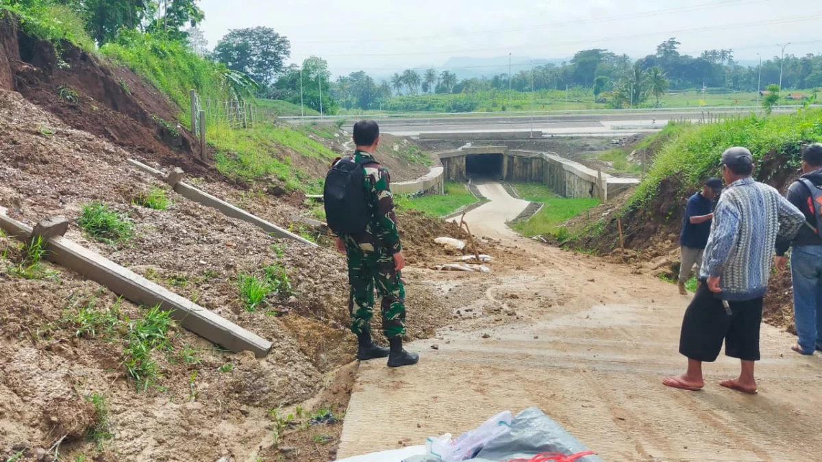 PANTAU: Beberapa perangkat desa, Babinsa dan warga Desa Bongkok memantau kondisi jalan yang licin di ruas Bongkok Babakan Kondang, yang mengancam pengendara, kemarin.