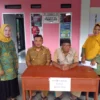 PEDULI: Kepala Desa Cikole, Heri Setiadi (kedua dari kiri) dan Sekretaris Desa Cikole, Ajid foto bersama para Kader di Posko Siaga Bencana, Desa Cikole, baru-baru ini.