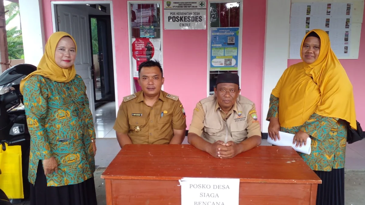 PEDULI: Kepala Desa Cikole, Heri Setiadi (kedua dari kiri) dan Sekretaris Desa Cikole, Ajid foto bersama para Kader di Posko Siaga Bencana, Desa Cikole, baru-baru ini.