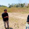 MEMANTAU: Petugas CKJT dan intansi terkait melakukan pengecekan ke lokasi lahan terdampak tol di RW 04, Dusun Margamukti Desa Licin, beberapa bulan lalu yang sampai saat ini belum ada penanganan.