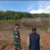 PANTAU: Beberapa petugas dari berbagai unsur saat memantau jebolnya Bendungan Disposal Cihamerang di Dusun Ciledug, RT 06 RW 04, Desa Sukasirnarasa, Kecamatan Rancakalong, kemarin.