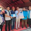 PEDULI: Ketua YBM PLN UID JABAR Dede Komara beserta TIM, saat memberikan bantuan di Kampung Babakanhurip Kelurahan Kotakaler Kecamatan Sumedang Utara, baru-baru ini.