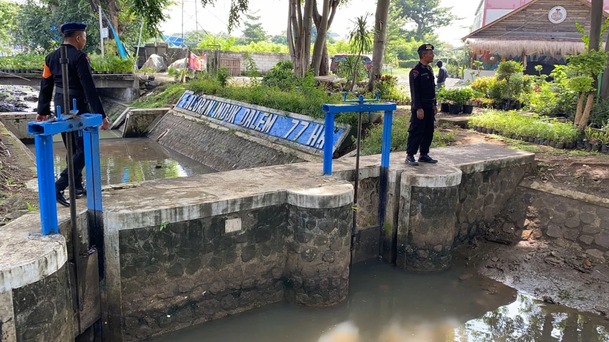 PANTAU: Anggota melakukan pengecekan ke beberapa pintu air Sungai Cipager di wilayah Desa Wanasaba Kidul, Kecamatan Talun, Kabupaten Cirebon, kemarin.