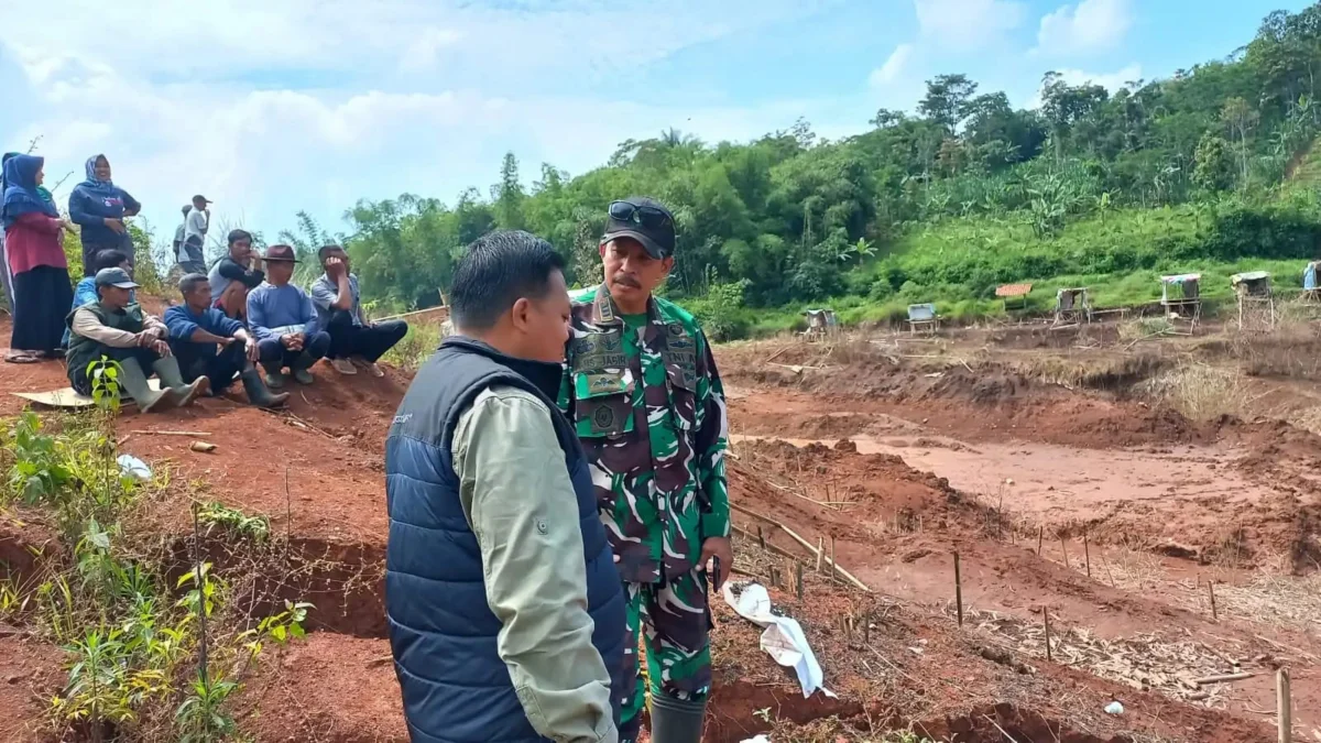 PANTAU: Berbagai unsur saat memantau Bendungan Cihamerang pasca jebol, kemarin.