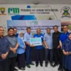 SIMBOLIS: Direktur Utama Perumda Air Minum Tirta Medal Sumedang, Rd Moch Taufik Suriakusumah SE (tengah) foto bersama jajaran direksi dan jajaran DPD Permasi Jawa Barat, usai menyerahkan bantuan, di kantor Perumda Tirta Medal Sunedang, baru-baru ini