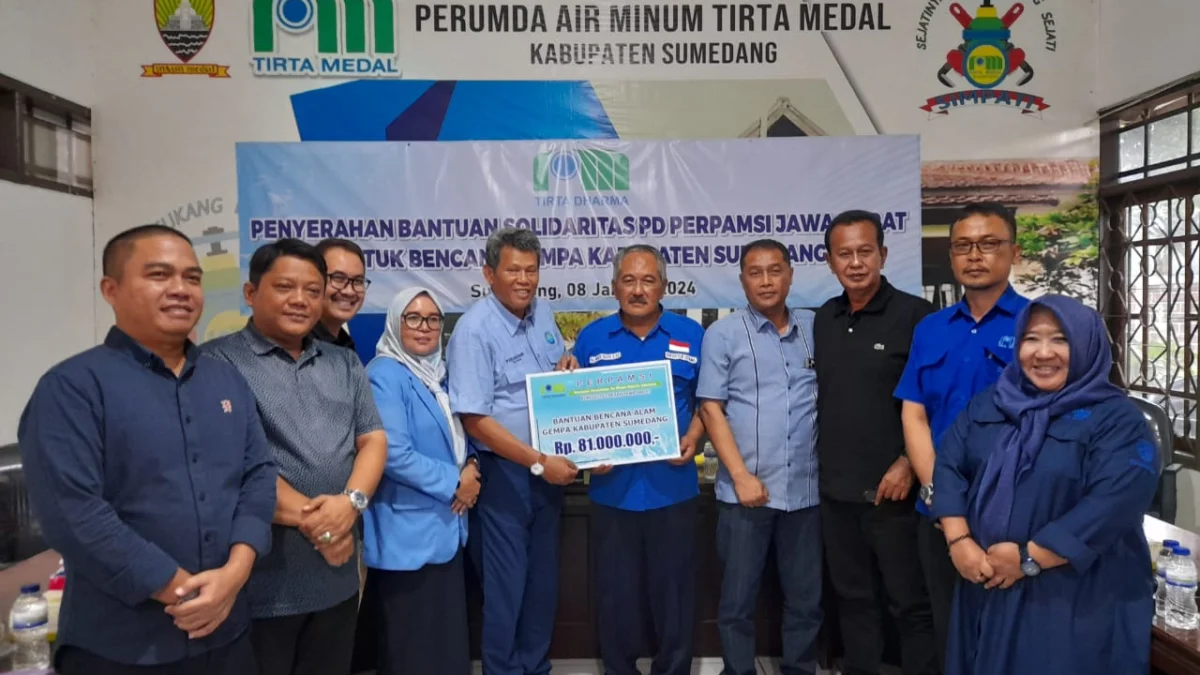 SIMBOLIS: Direktur Utama Perumda Air Minum Tirta Medal Sumedang, Rd Moch Taufik Suriakusumah SE (tengah) foto bersama jajaran direksi dan jajaran DPD Permasi Jawa Barat, usai menyerahkan bantuan, di kantor Perumda Tirta Medal Sunedang, baru-baru ini