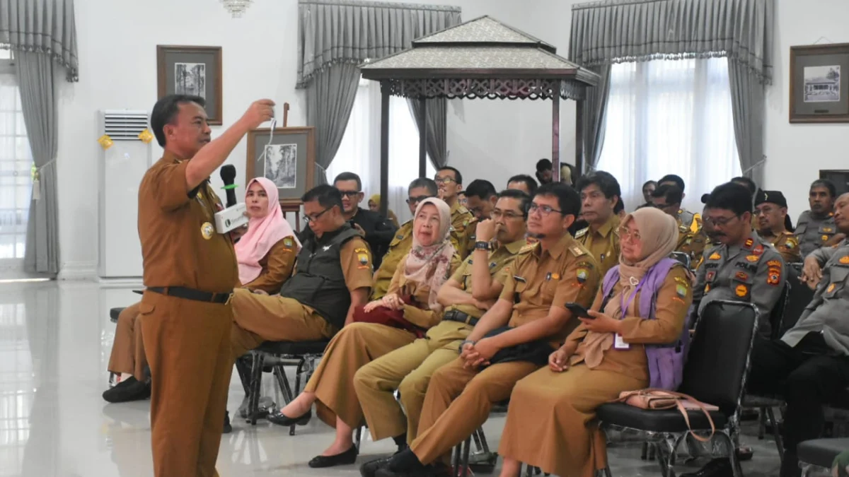 WANTI-WANTI: Pj Bupati Sumedang Herman Suryatman meberikan pemaparan di depan sejumlah pejabat di Gedung Negara Kabupaten Sumedang, baru-baru ini.