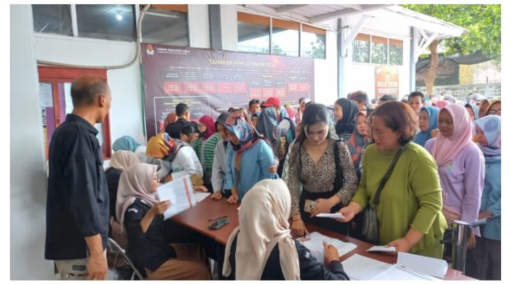 PADATI: Ratusan orang para pekerja sortir dan lipat mengantre untuk mendapatkan uang gajian. Pembagian upah dilaksanakan di halaman Kantor KPU Sumedang, baru-baru ini.