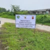 IMBAU: Plang larangan melintas bagi kendaraan dengan beban berat, terpasang di setiap ujung Sasak Beureum di Ujungjaya, kemarin.