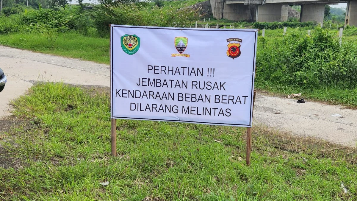 IMBAU: Plang larangan melintas bagi kendaraan dengan beban berat, terpasang di setiap ujung Sasak Beureum di Ujungjaya, kemarin.