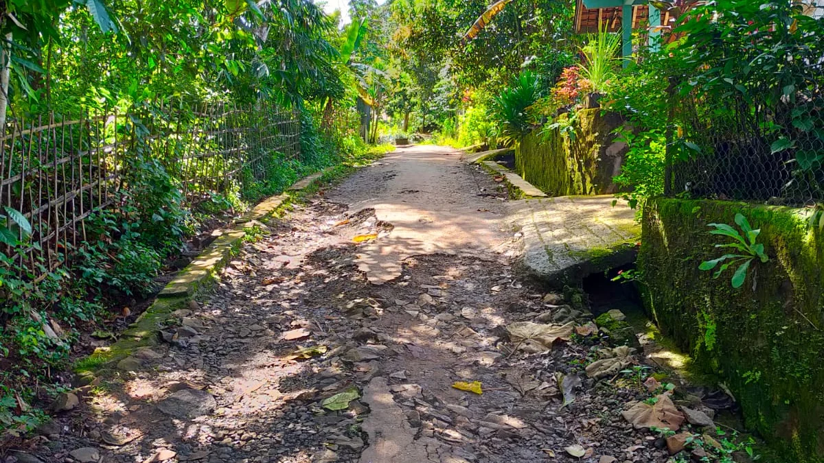 BERBAHAYA: Kondisi Jalan dimDusun Kebonbala, Desa Cigintung yang rusak parah dan menimbulkan banyak pengendara sepeda motor terjatuh.