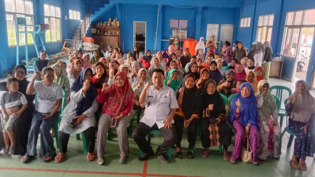 KOMPAK: Ketua DPC Apdesi Kabupaten Sumedang, Welly Sanjaya (Tengah) foto bersama elemen masyarakat pemerintah, penyelenggara pemilu dan partai politik, baru-baru ini.