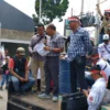 BERSUARA: Organisasi masyarakat balai musyawarah Indonesia (Bamuswari) saat melakukan aksi demo di PT Tirta Fresindo Jaya, anggota Mayora Group, Desa Tenjolaya, Cicalengka, Kabupaten Bandung, baru-baru ini.