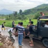 BEJIBAKU: Sejumah warga bersama anggota TNI saat melakukan karya bakti penimbunan jalan yang berlubang bersama di Dusun Kebon Buah RT 03/05 Desa Darmajaya Kecamatan Darmaraja, Sumedang, kemarin.