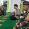 SILATURAHMI: Sejumlah anggota TNI dan Polri berbaur dengan masyarakat di lingkungan RT 04 RW 07 Kelurahan Talun, sebelum menunaikan shalat subuh berjamaah, di Masjid Tegalkalong, baru-baru ini.