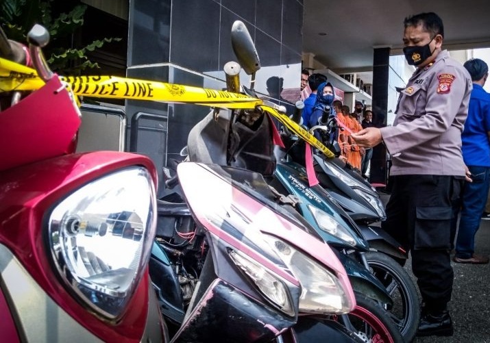 BERJEJER: Seorang anggota Polres Sumedang memperlihatkan barang bukti hasil pencurian kendaraan bermotor, baru-baru ini. (dok. sumeks)