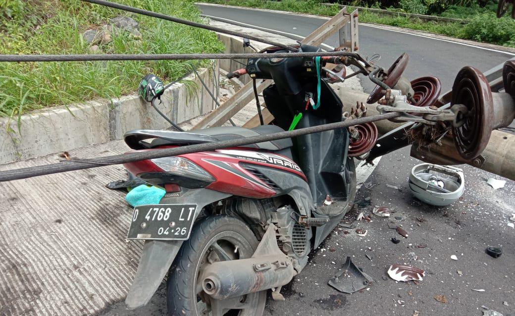 Pengendara Motor Tertimpa Tiang Listrik di Jalan Cadas Pangeran Sumedang