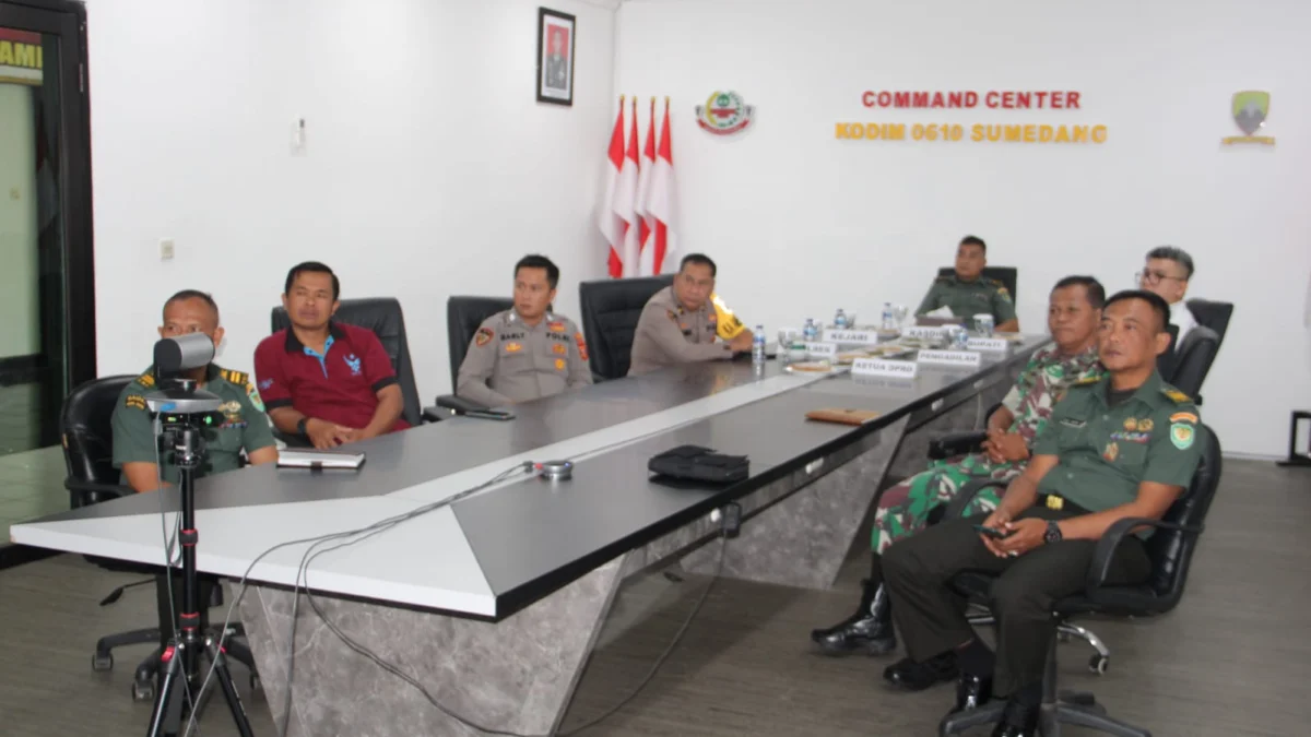 SEKSAMA: Forkopimda Kabupaten Sumedang saat melakukan video conference dalam rangka penyelengaraan komunikasi sosial (Komsos) bersama Aster Kasad Mayjen TNI Joko Hadi Susilo, di Makodim 0610 Sumedang, kemarin.