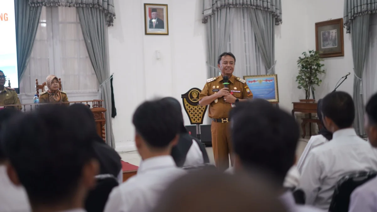 Pj Bupati Sumedang Herman Suryatman saat membuka Pelatihan Persiapan Pemagangan ke Jepang di Gedung Negara, Senin (22/1).