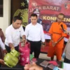 MENGOPLOS: Kapolres Sumedang, AKBP Joko Dwi Harsono, menyaksikan cara tersangka mengoplos gas elpiji yang diperagakan oleh jajaran Satreskrim di Mapolres Sumedang, kemarin.