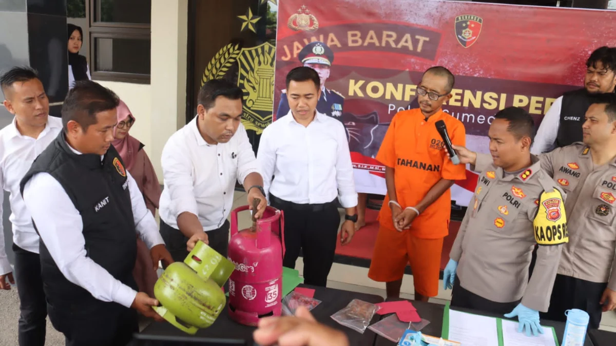 MENGOPLOS: Kapolres Sumedang, AKBP Joko Dwi Harsono, menyaksikan cara tersangka mengoplos gas elpiji yang diperagakan oleh jajaran Satreskrim di Mapolres Sumedang, kemarin.