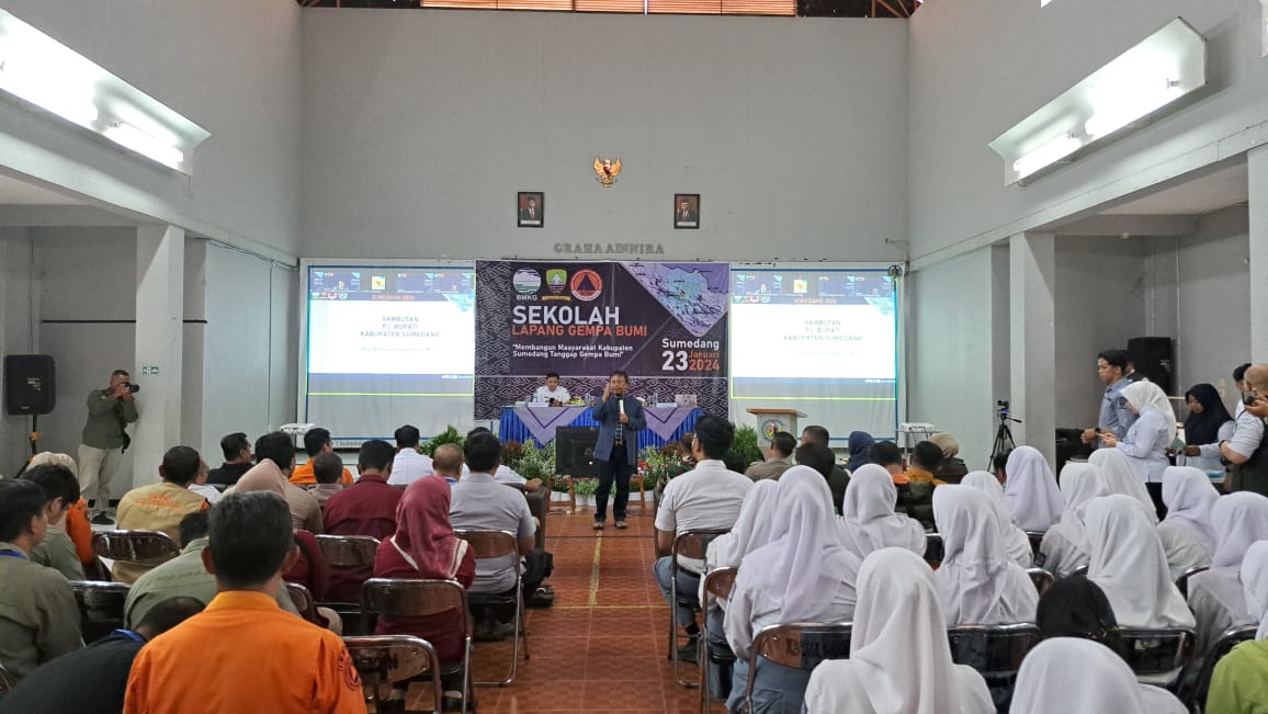 LITERASI: Sejumlah peserta sekolah lapang gempa bumi antusias menyimak pemaparan seputar gempa bumi, dari para nara sumber yang kompeten di bidangnya, di aula SMAN 1 Sumedang, kemarin