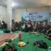 KOMPAK: Kiai Kampung se-Kabupaten Sumedang saat berdeklarasi untuk memenangkan pasangan Prabowo-Gibran menang satu putaran di salah satu rumah kiai di Kelurahan Kota Kulon, Kecamatan Sumedang Selatan, baru-baru ini.